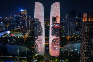 开云注册入口-美轮美奂！自媒体分享无人机航拍成都双子塔詹姆斯灯光秀震撼画面