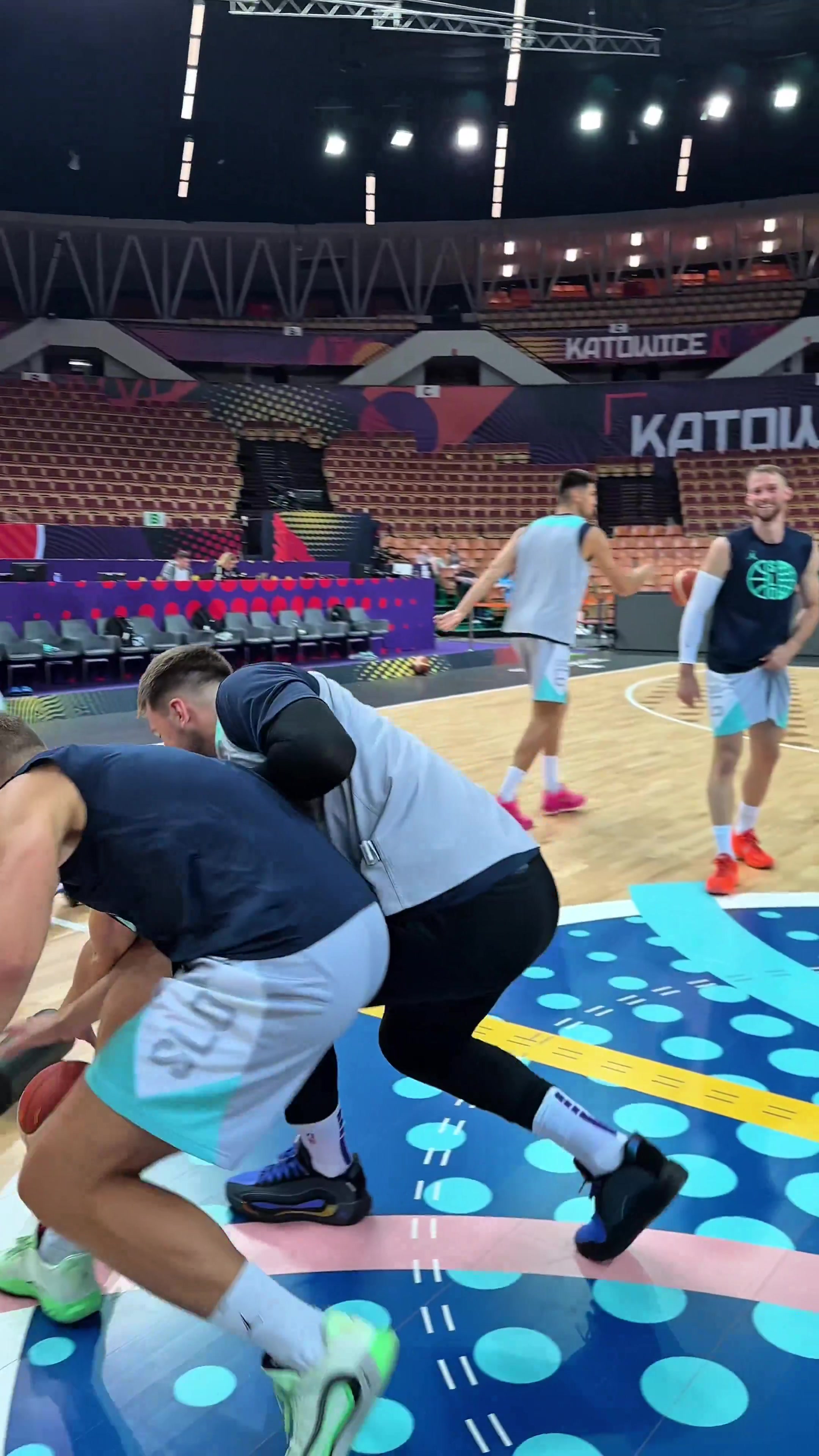 kaiyun-斯洛文尼亚队内举办一对一抢球游戏 东契奇积极参与&amp;倒地抢球