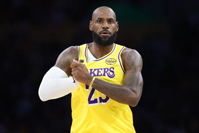 开云-詹姆斯连续144场季后赛得分上双，NBA历史第五长纪录